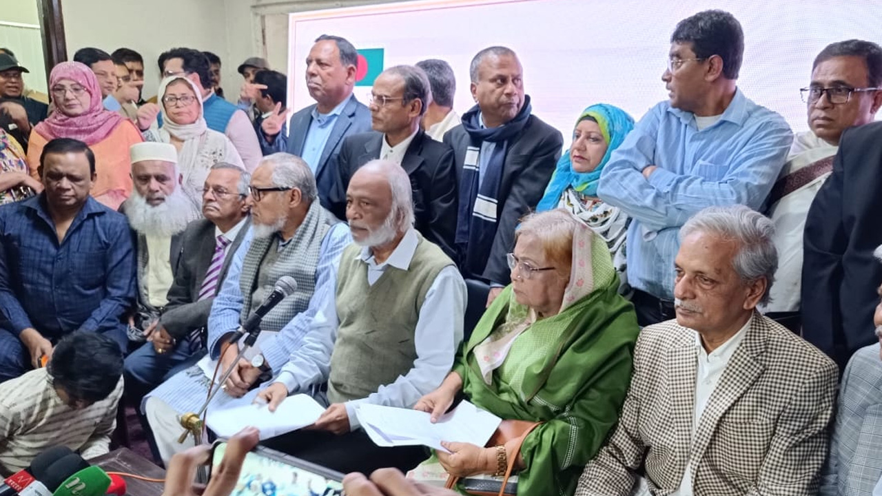 রাজধানীর নয়াপল্টনে দলের কেন্দ্রীয় কার্যালয়ে সংবাদ সম্মেলনে করে বিএনপি। ছবি : কালবেলা