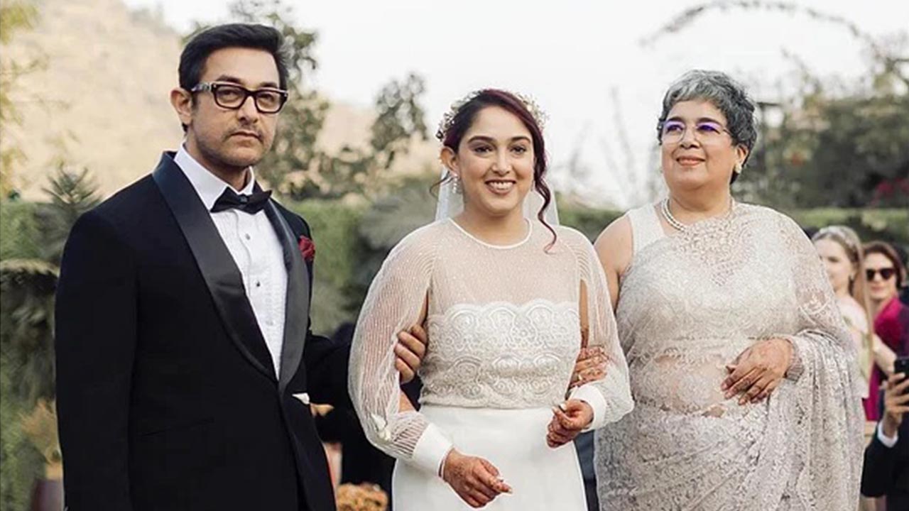 বিয়ের আসরে মা-বাবার সঙ্গে ইরা। ছবি : সংগৃহীত