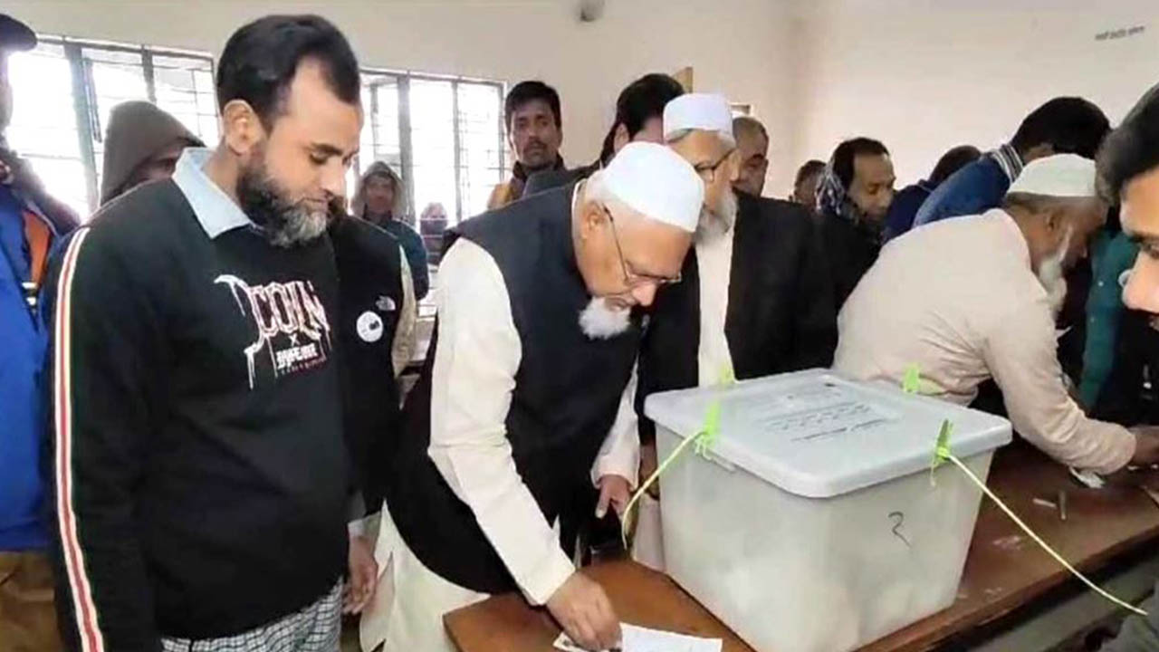 প্রকাশ্যে ভোট দিচ্ছেন ফরিদুল হক খান। পুরোনো ছবি