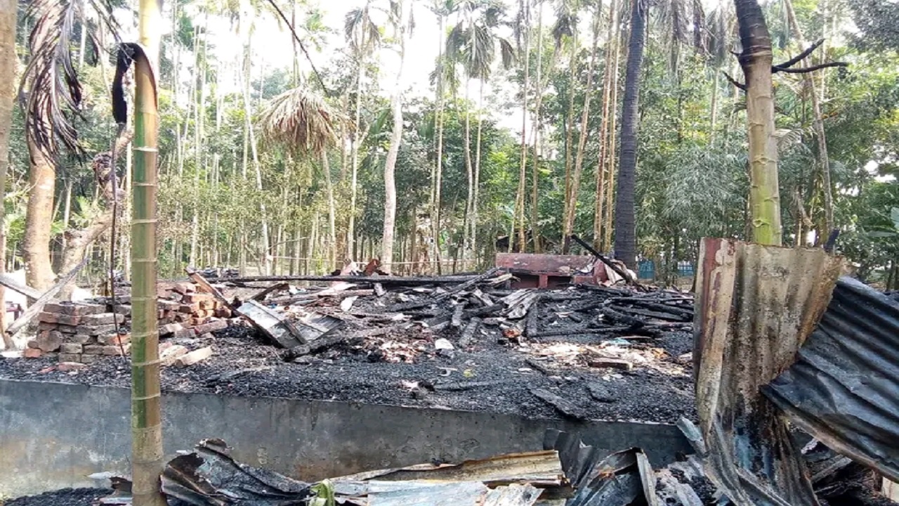 কাঠালিয়া গ্রামের বিধবা নূরজাহানের বসতবাড়ি আগুনে পুড়ে ছাই হয়ে গেছে। ছবি : কালবেলা