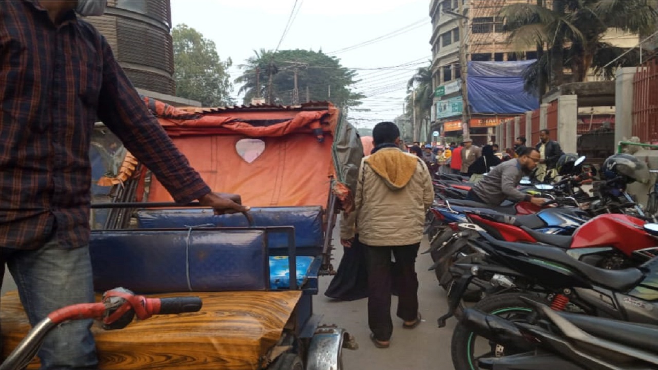 নোয়াখালী জেলা প্রশাসকের কার্যালয়ের সামনে মোটরসাইকেলের জন্য সৃষ্ট যানজট। ছবি : কালবেলা
