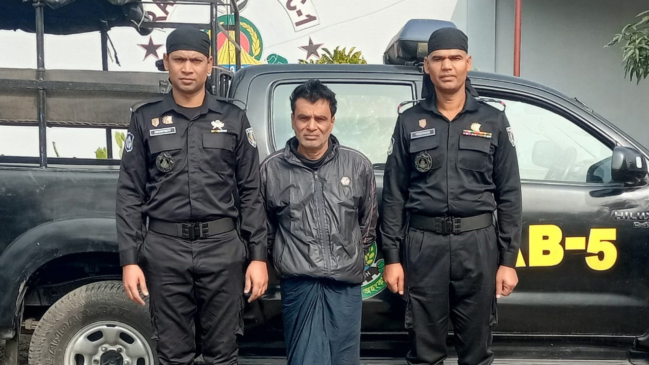 গ্রেপ্তার হওয়া এনামুল। ছবি : কালবেলা