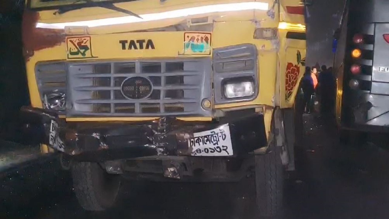 চালক পালিয়ে গেলেও পুলিশ বাস এবং ট্রাকটি আটক করেছে। ছবি : কালবেলা