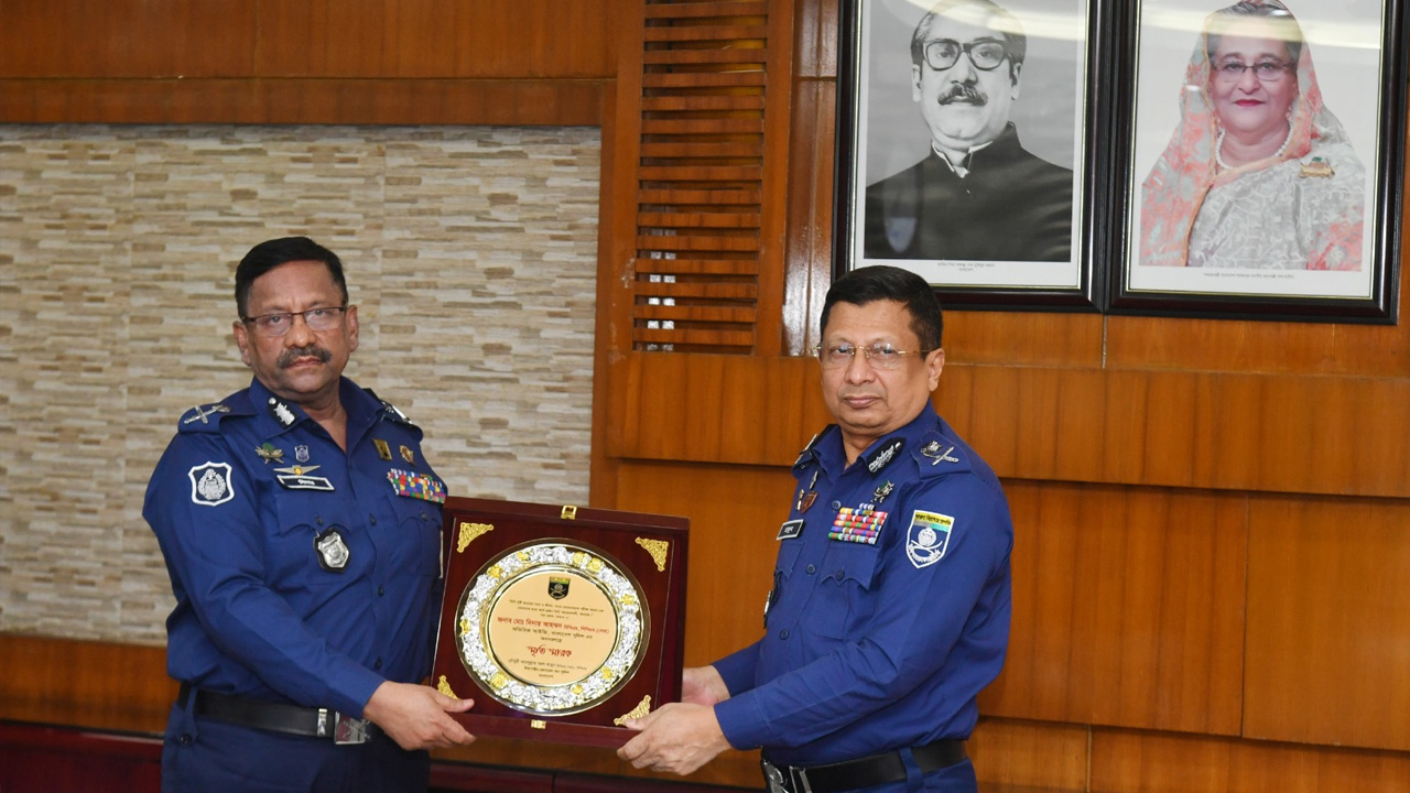 পুলিশ হেডকোয়ার্টার্সে অতিরিক্ত আইজিপি দিদার আহম্মেদকে বিদায়ী সংবর্ধনা দেওয়া হয়। ছবি : সংগৃহীত