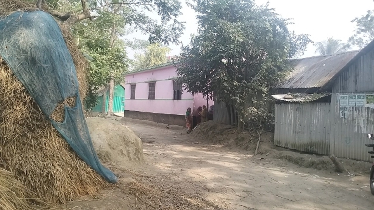 ব্রাহ্মণবাড়িয়ায় মাদ্রাসাছাত্রী হত্যার ঘটনায় পলাতক বেশিরভাগ পুরুষ। ছবি : কালবেলা
