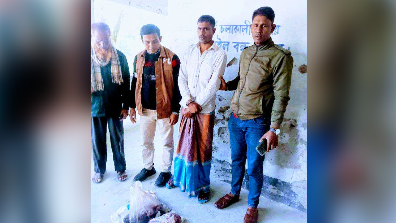 গ্রেপ্তার হওয়া যুবক এবং জব্দ করা মাংস। ছবি : কালবেলা