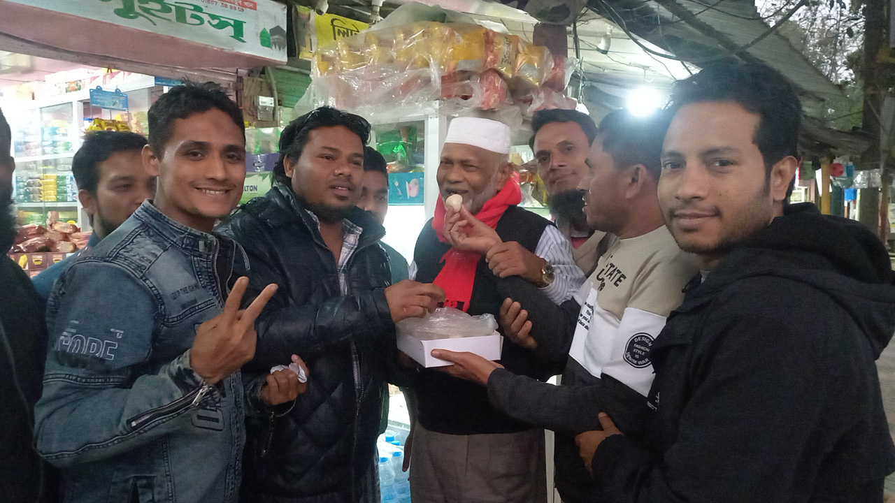 ড. হাছান মাহমুদ মন্ত্রী হওয়ায় রাঙ্গুনিয়ায় মিষ্টি বিতরণ। ছবি : কালবেলা