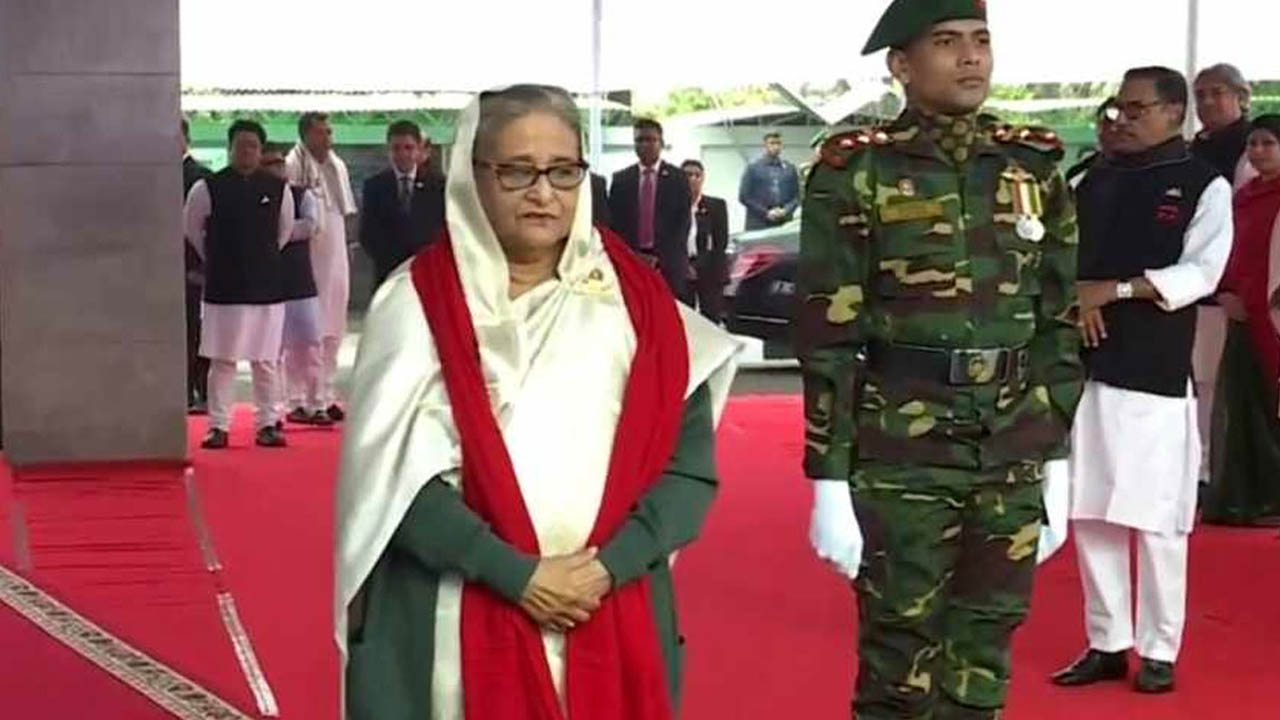 বঙ্গবন্ধুর প্রতিকৃতিতে প্রধানমন্ত্রীর শ্রদ্ধা। ছবি : সংগৃহীত