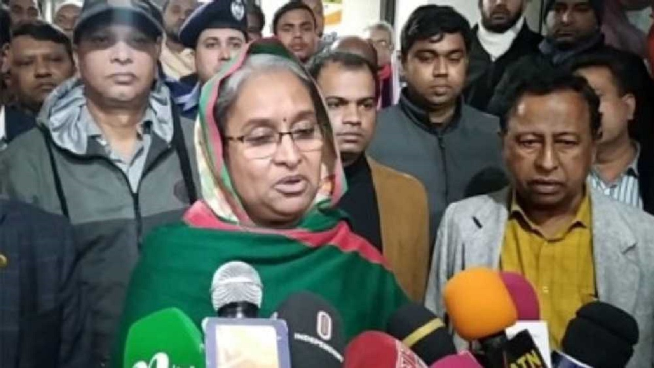 সাংবাদিকদের সঙ্গে আলাপকালে নব নিযুক্ত সমাজকল্যাণমন্ত্রী দীপু মনি। ছবি : কালবেলা
