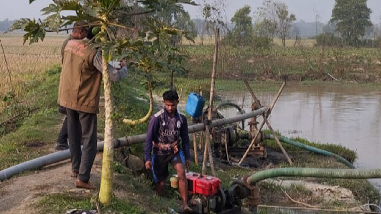 কুমিল্লার ব্রাহ্মণপাড়ায় অবৈধ ড্রেজার মেশিন দিয়ে মাটি উত্তোলনের সময় অভিযান পরিচালনা করেন উপজেলা প্রশাসন। ছবি : কালবেলা