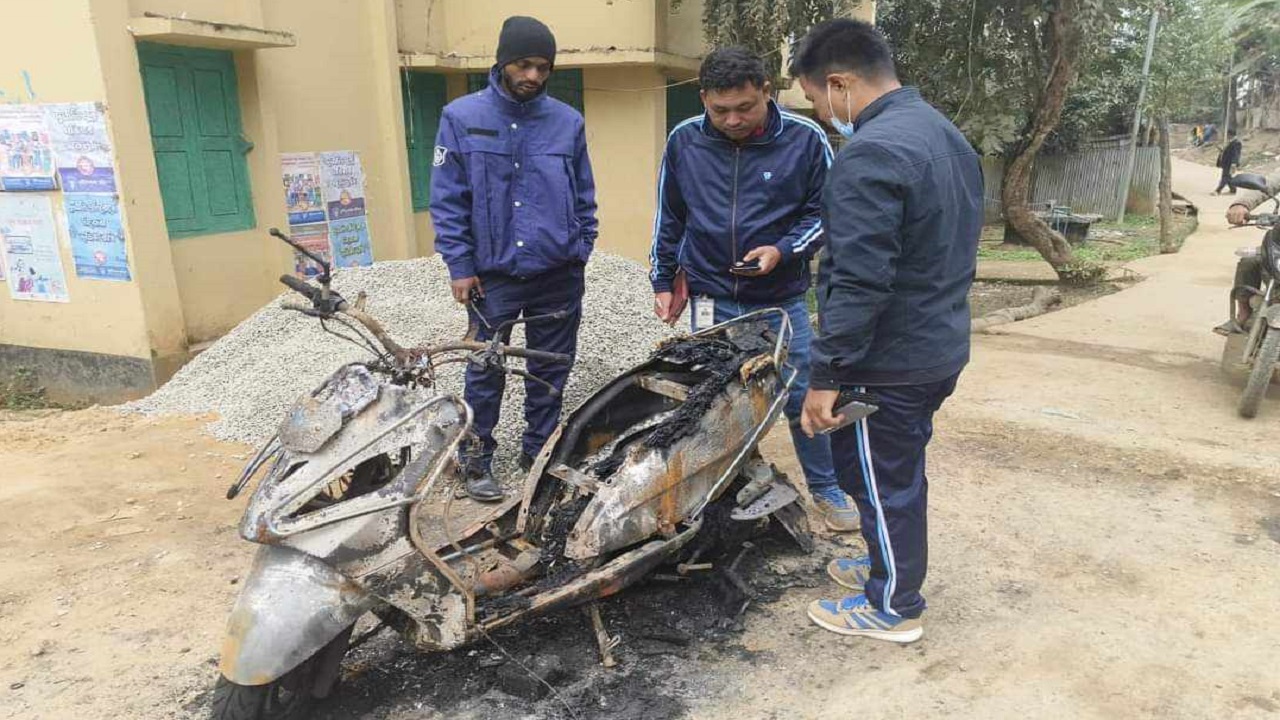 আগুনে পুড়ে যাওয়া স্কুটি। ছবি : কালবেলা