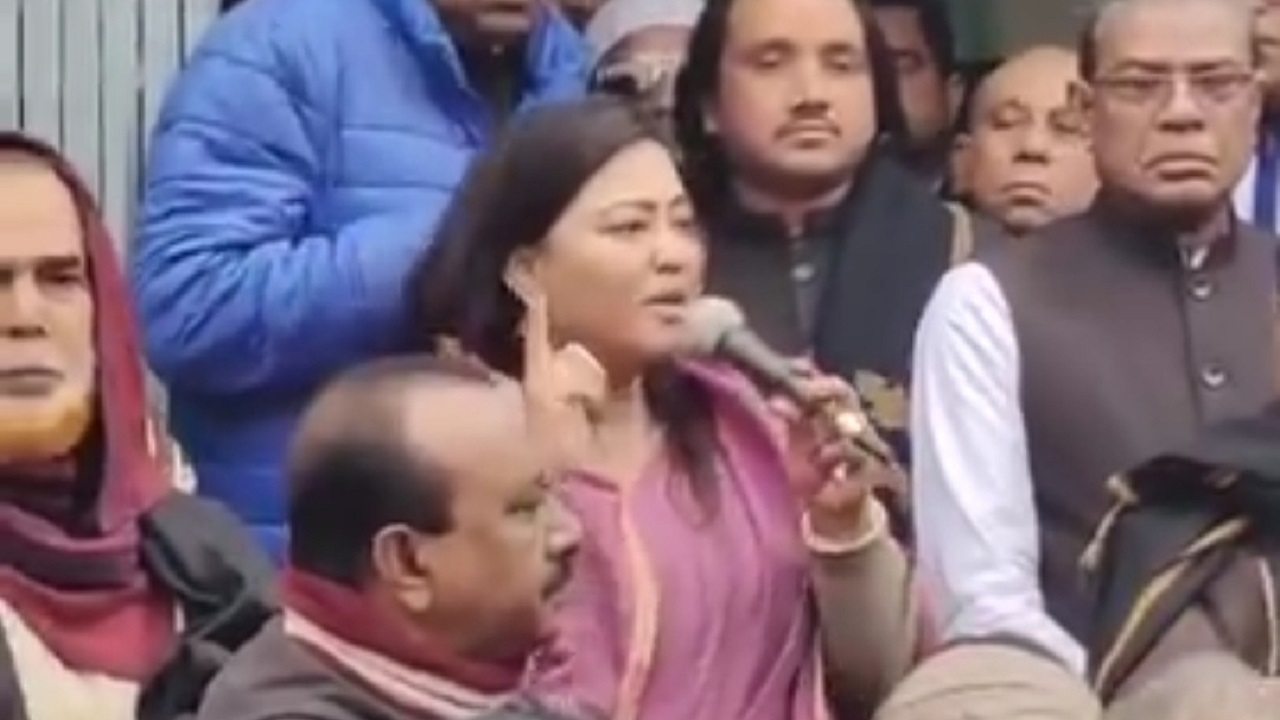 প্রতিবাদ সভায় বক্তব্য দিচ্ছেন মমতাজ। ছবি : কালবেলা