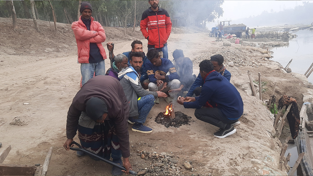 খড়কুটো দিয়ে আগুন জ্বালিয়ে শীত কমানোর চেষ্টা। ছবি : কালবেলা