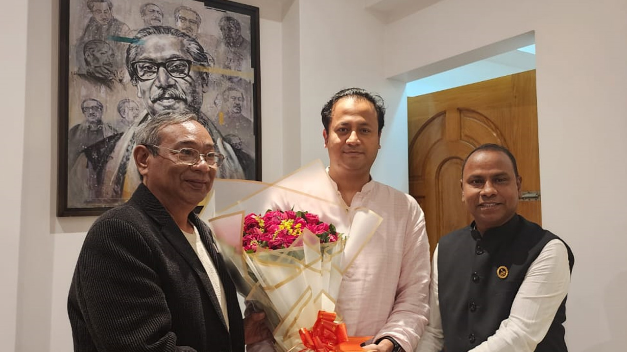 শিক্ষামন্ত্রী মহিবুল হাসান চৌধুরীকে ফুল দিয়ে শুভেচ্ছা জানান চেয়ারম্যান ক্য শৈ হ্লা। ছবি : কালবেলা