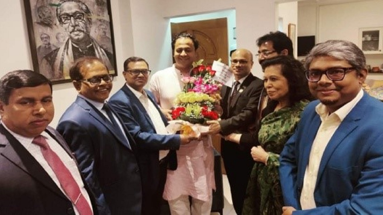 মহিবুল হাসান চৌধুরী নওফেলকে শুভেচ্ছা জানান ইআরডিএফবির সদস্যরা। ছবি : সৌজন্যে