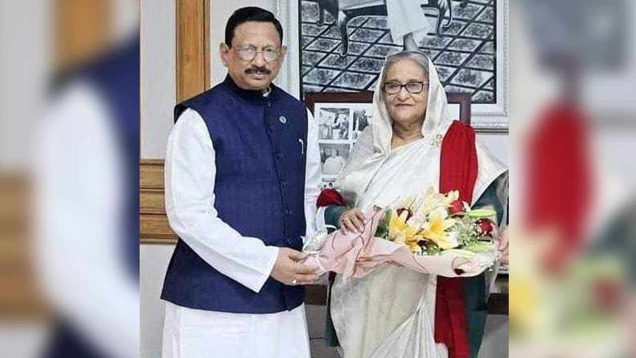 প্রধানমন্ত্রী শেখ হাসিনাকে শুভেচ্ছা জানান মেয়র মো. রেজাউল করিম চৌধুরী। ছবি : সংগৃহীত
