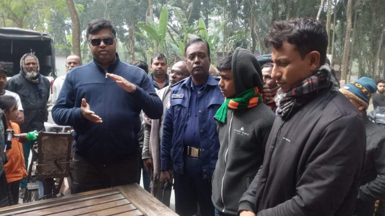 অতিথি পাখি শিকারের সময় আটককৃতরা। ছবি : কালবেলা