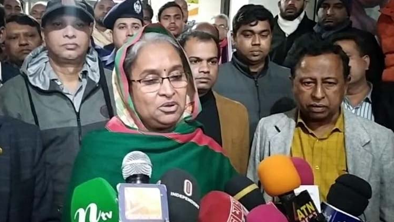 চাঁদপুরে দলীয় নেতাকর্মীদের সঙ্গে শুভেচ্ছা ও মতবিনিময় শেষে সাংবাদিকদের বিভিন্ন প্রশ্নের জবাব দিচ্ছেন ডা. দীপু মনি। ছবি : সংগৃহীত