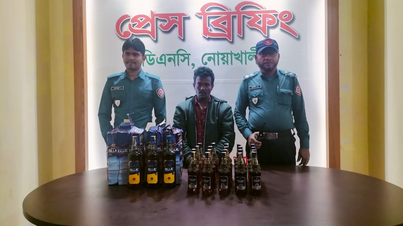 উদ্ধার করা মদ ও আটক ব্যক্তি। ছবি : কালবেলা