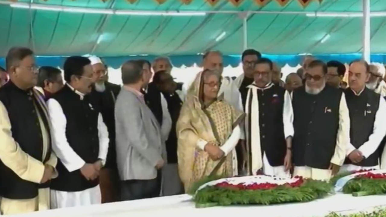 টুঙ্গিপাড়ায় বঙ্গবন্ধুর সমাধিতে প্রধানমন্ত্রী ও মন্ত্রিসভার শ্রদ্ধা। ছবি : সংগৃহীত
