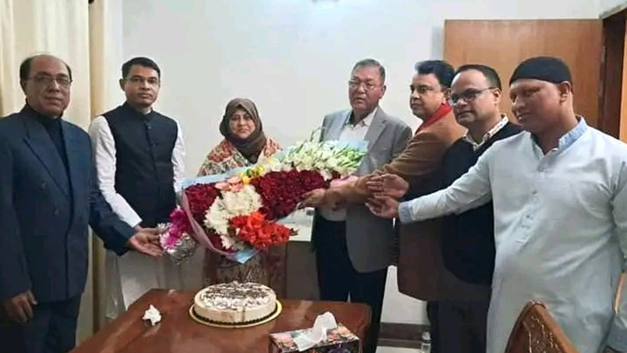 নবগঠিত মন্ত্রিপরিষদের কৃষিমন্ত্রী ড. মো. আব্দুস শহীদকে ফুলেল শুভেচ্ছা জানান মৌলভীবাজার-৩ এর নবনির্বাচিত এমপি মোহাম্মদ জিল্লুর রহমান। ছবি : কালবেলা