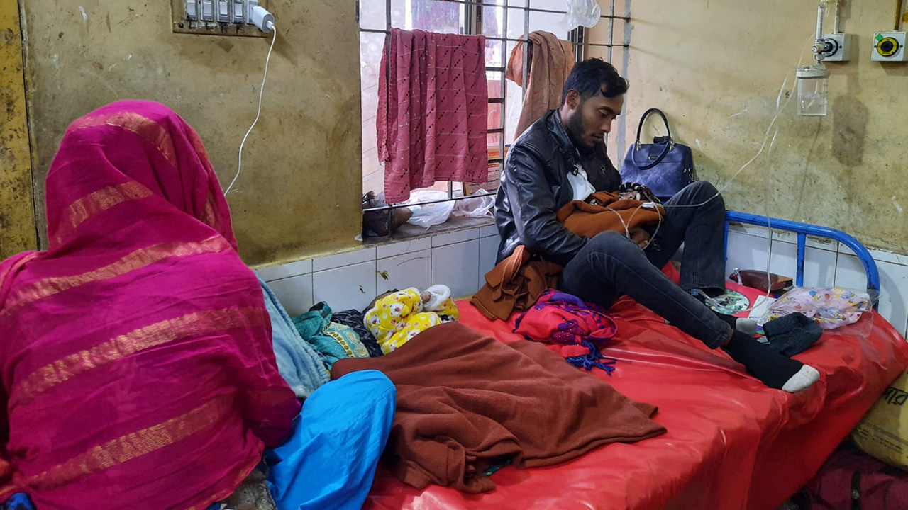 লক্ষ্মীপুর সদর হাসপাতালে ভর্তি হয়ে ঠান্ডাজনিত রোগে চিকিৎসা নিচ্ছেন রোগী। ছবি : কালবেলা