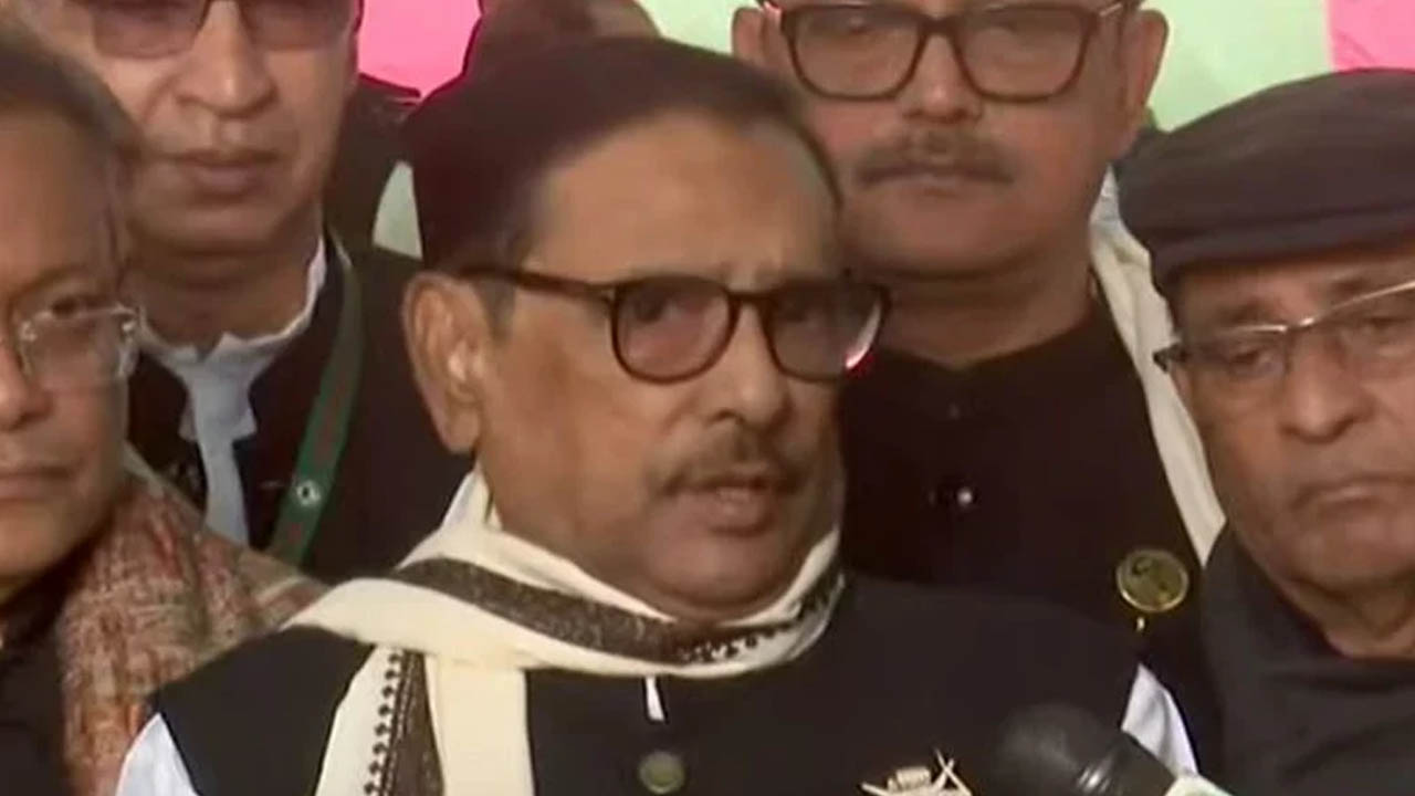 বঙ্গবন্ধুর সমাধিতে শ্রদ্ধা নিবেদন শেষে কথা বলেন আওয়ামী লীগের সাধারণ সম্পাদক ওবায়দুল কাদের। ছবি : কালবেলা