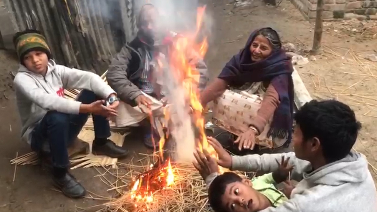 খড়কুটো জ্বালিয়ে শীত কমানোর চেষ্টা। ছবি : কালবেলা
