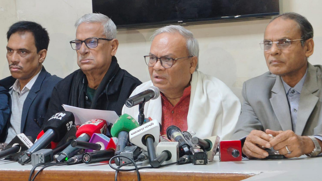 নয়াপল্টনে বিএনপির কেন্দ্রীয় কার্যালয়ে সংবাদ সম্মেলনে কথা বলেন বিএনপির সিনিয়র যুগ্ম মহাসচিব রুহুল কবির রিজভী। ছবি: কালবেলা