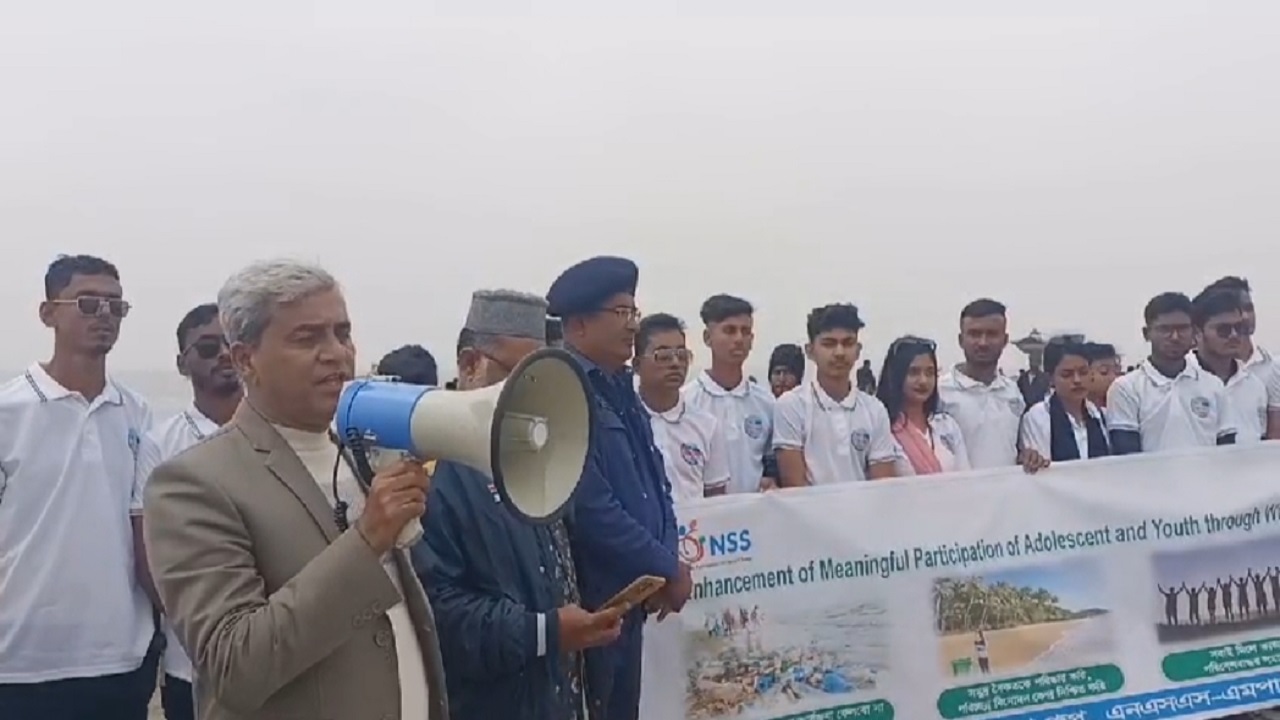 কুয়াকাটা সমুদ্র সৈকতে পরিচ্ছন্নতা কার্যক্রম পরিচালনা। ছবি : কালবেলা