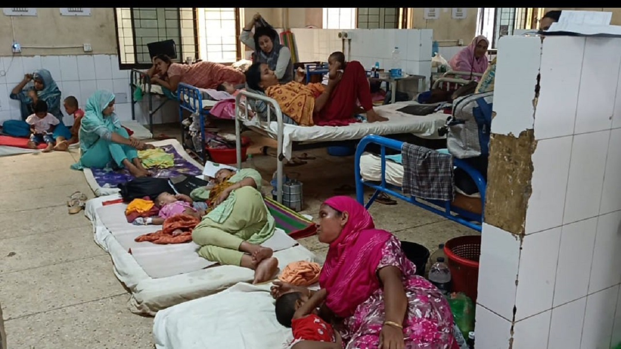 হাসপাতালে বেড না থাকায় বারান্দায় ও ফ্লোরেই অনেক শিশু রোগীকে চিকিৎসা দেওয়া হচ্ছে। ছবি : কালবেলা