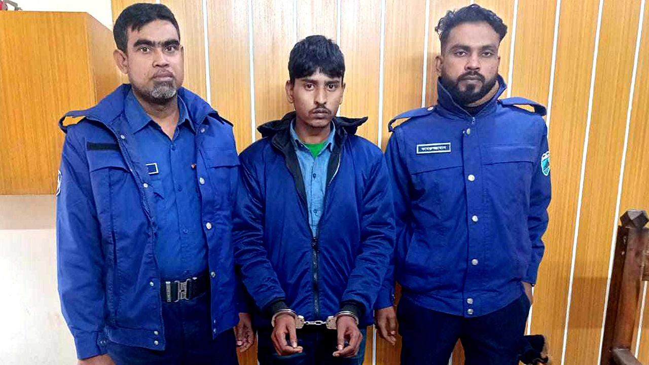 বগুড়ার নন্দীগ্রামে চিরকুট লিখে মিটার চোর চক্রের মূলহোতা আক্কাস আলীকে গ্রেপ্তার করে পুলিশ। ছবি : কালবেলা