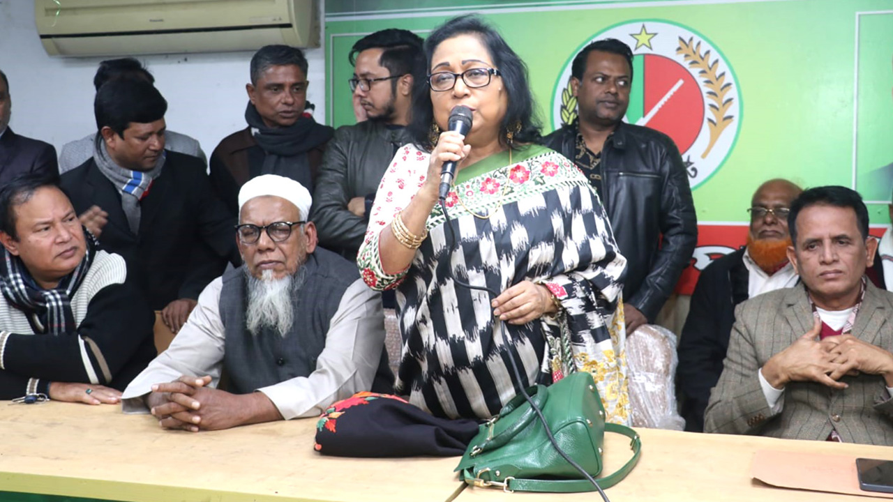 জাতীয় পার্টি চেয়ারম্যানর বনানীস্থ কার্যালয় মিলনায়তনে নেতা-কর্মীদের নির্দেশনামূলক কথা বলেন দলের কেন্দ্রীয় নেতারা। ছবি : কালবেলা