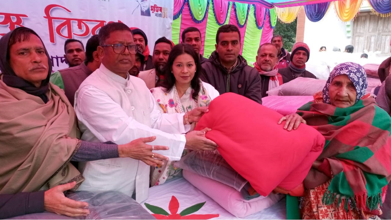 দরিদ্রদের মাঝে কম্বল বিতরণ করেন অ্যাডভোকেট বলরাম পোদ্দার। ছবি : কালবেলা