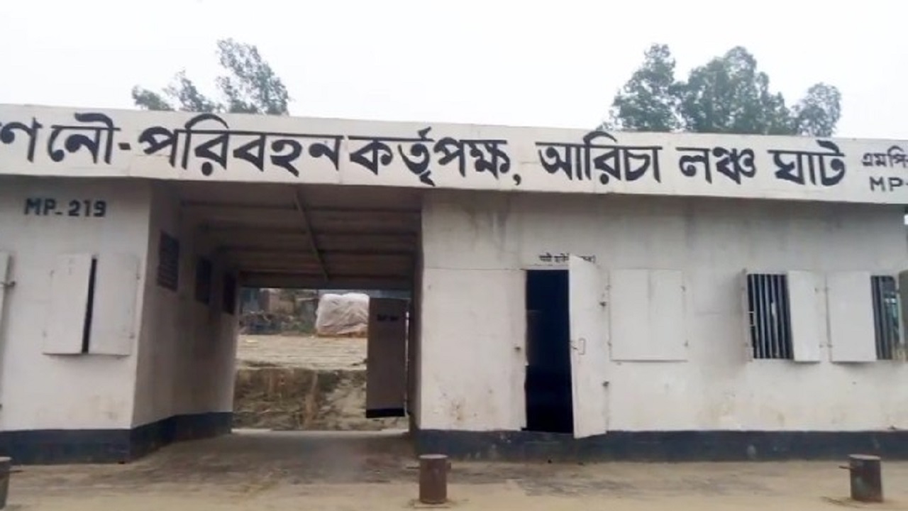 নৌ-ঘাটে নোঙর করে রাখা জেটি মাদকসেবী ও জুয়াড়িদের নিরাপদ আখড়ায় পরিণত হয়েছে। ছবি : কালবেলা