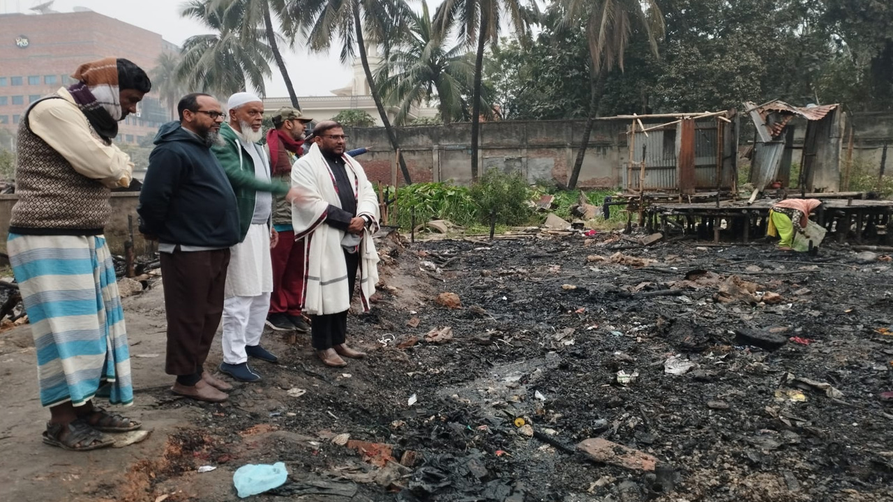 আগুনে ক্ষতিগ্রস্ত রাজধানীর কারওয়ান বাজার মোল্লাবাড়ি বস্তি পরিদর্শন করেছেন জামায়াতে ইসলামীর হাতিরঝিল অঞ্চলের নেতারা। ছবি : কালবেলা