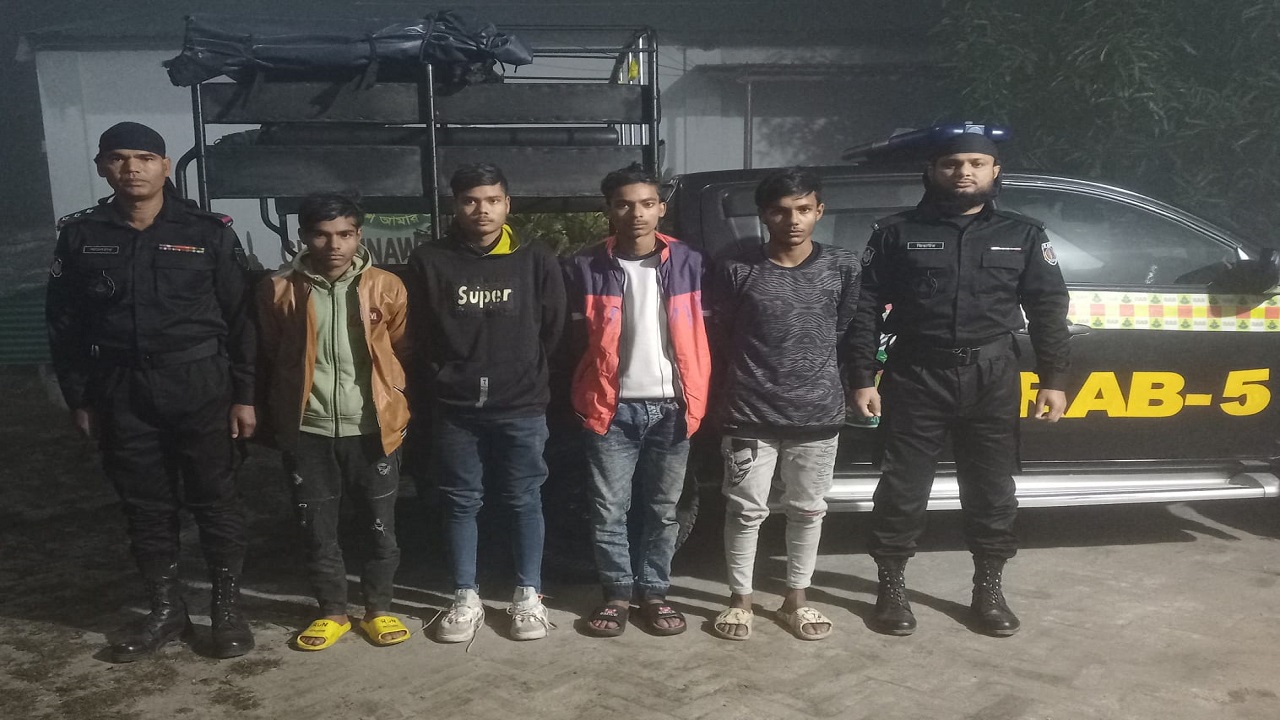 কিশোর গ্যাংয়ের চার সদস্যকে গ্রেপ্তার করেছে র‌্যাব। ছবি : কালবেলা