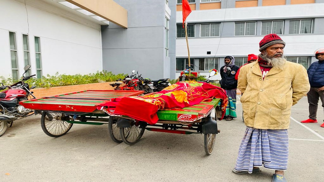 পুলিশ লাশটি উদ্ধার করে থানায় নিয়ে আসে। ছবি : কালবেলা