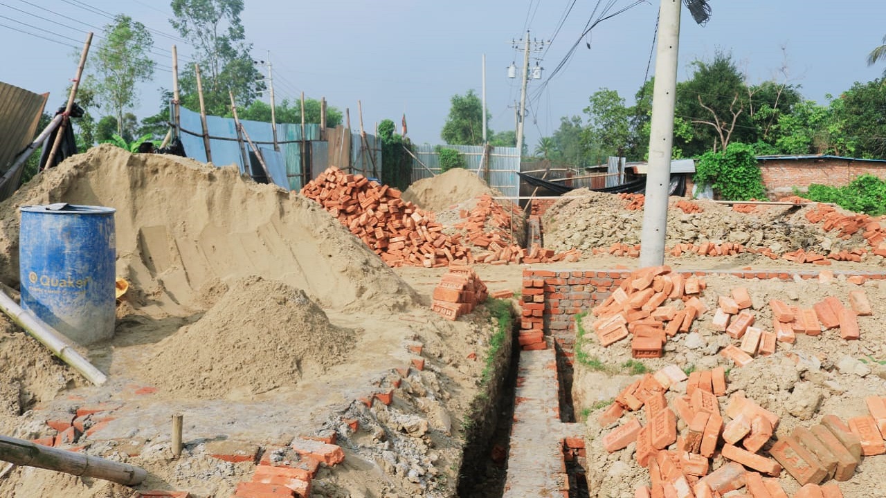সরকারি জায়গা দখল করে একাধিক দোকানপাট নির্মাণ করা হচ্ছে। ছবি : কালবেলা