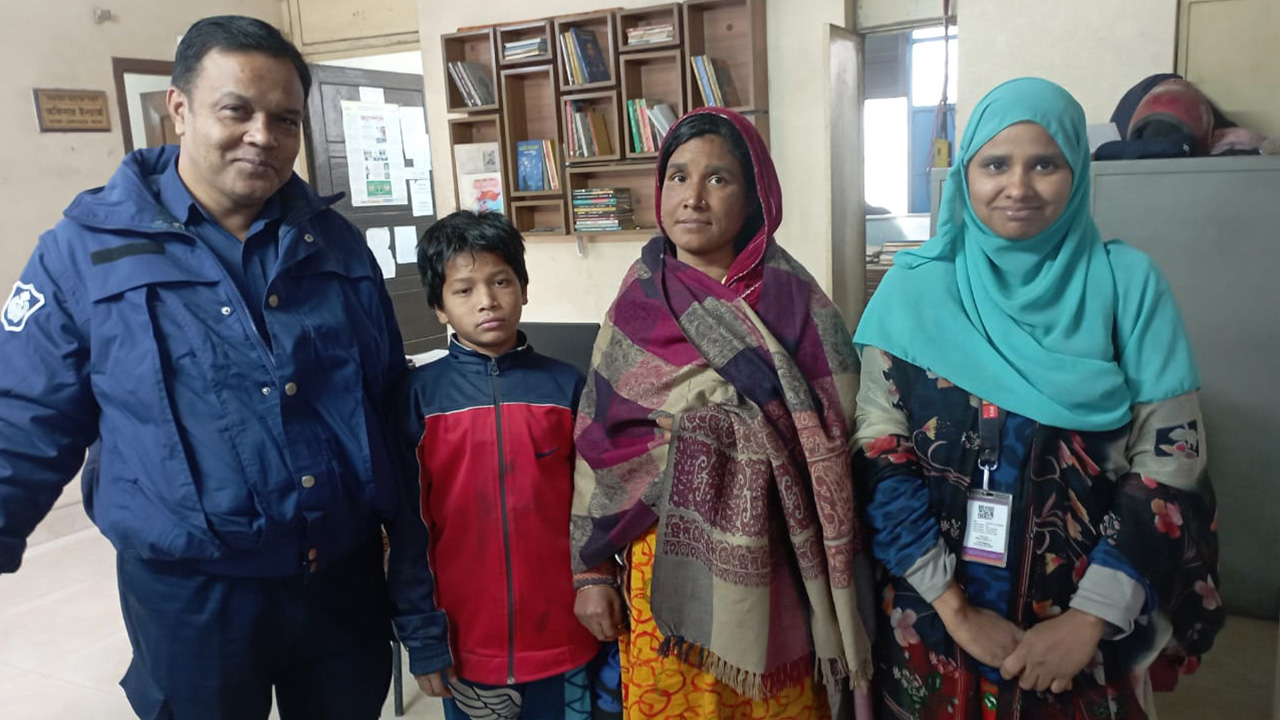 শিশু রায়হানের সঙ্গে তার মা রিনা বেগম ও সংস্থাটির কর্মী শামসুন্নাহার মিশু। ছবি : সংগৃহীত