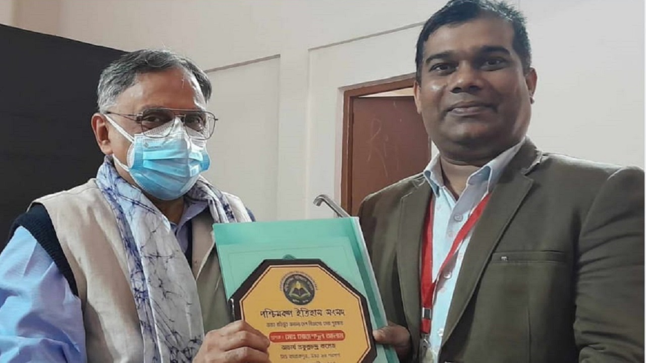 সম্মাননা গ্রহণ করছেন অধ্যাপক মো. মোরশেদুল আলম। ছবি : কালবেলা