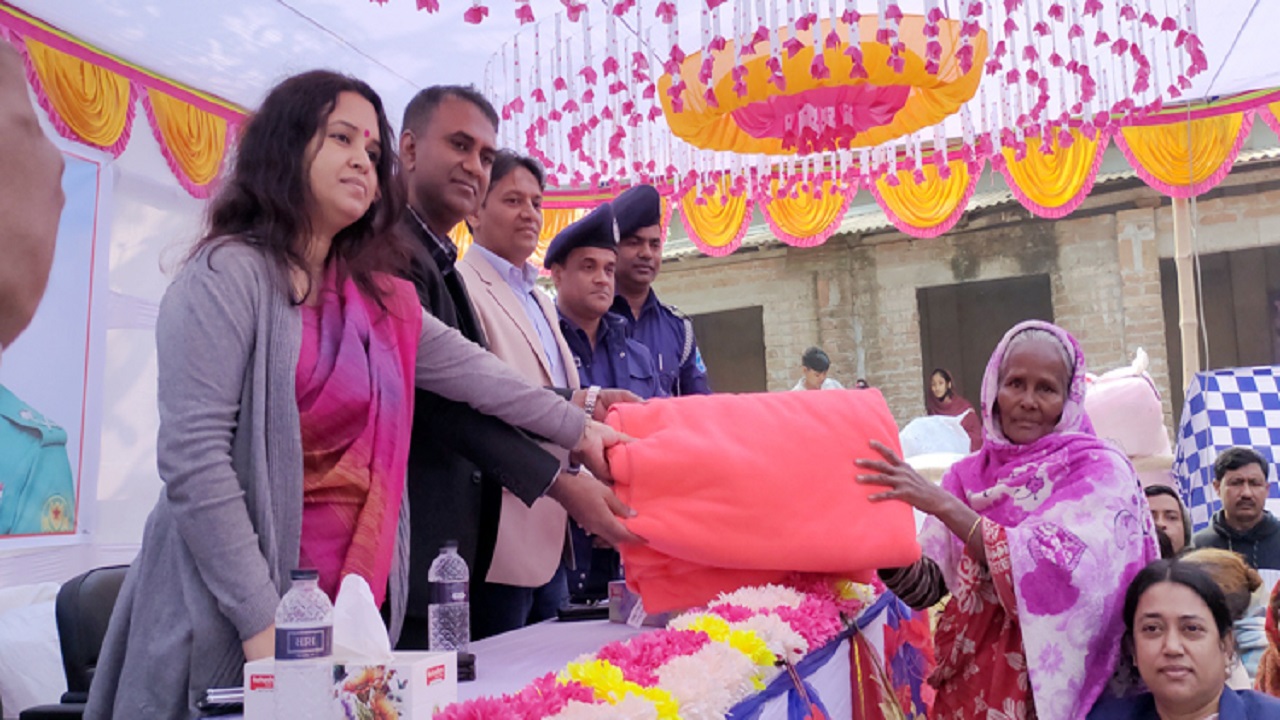 দৌলতদিয়া পূর্বপাড়ার অসহায় নারীদের মাঝে কম্বল বিতরণ করা হচ্ছে। ছবি : কালবেলা