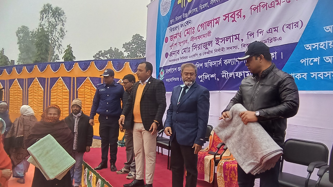 ডিমলা উচ্চ বিদ্যালয় চত্বরে কম্বল বিতরণের মাধ্যমে কর্মসূচি শুরু হয়। ছবি : কালবেলা