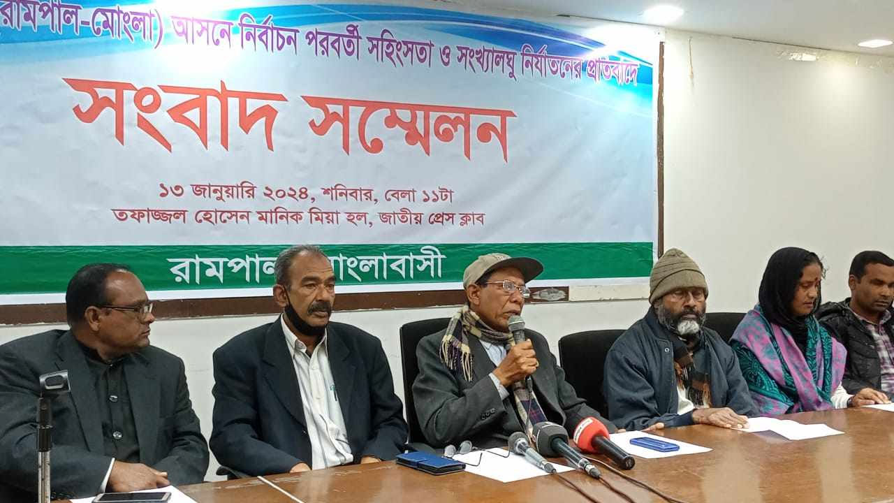 জাতীয় প্রেস ক্লাবে আয়োজিত সংবাদ সম্মেলনে লিখিত বক্তব্য উত্থাপন করেন বীর মুক্তিযোদ্ধা কেশব লাল মন্ডল। ছবি : কালবেলা