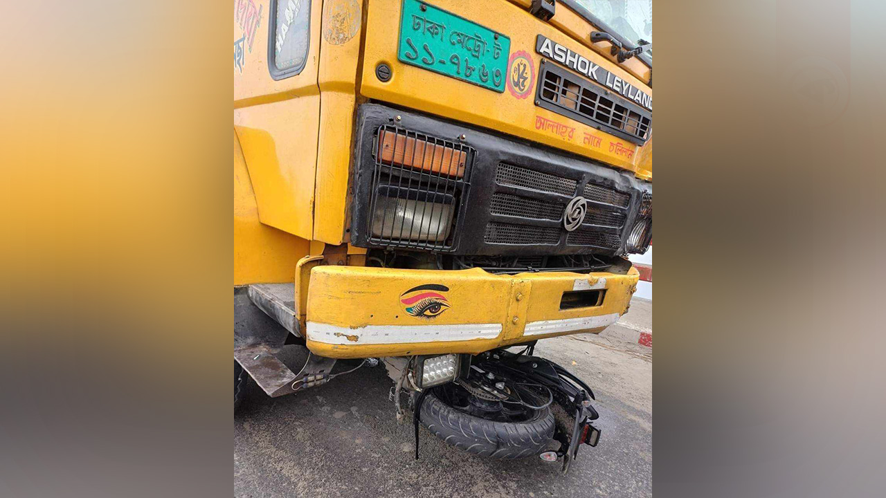 ঘন কুয়াশার কারণে টাঙ্গাইলে শেখ হাসিনা সেতুর ওপর ট্রাক ও মোটরসাইকেলের মুখোমুখি সংঘর্ষ ঘটে। ছবি : কালবেলা