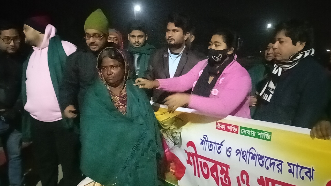 শীতার্তদের মাঝে চাদর ও কম্বল বিতরণ করছেন ‘আমরা করবো জয়’ নামে স্বেচ্ছাসেবী সংগঠনের সদস্যরা। ছবি : কালবেলা