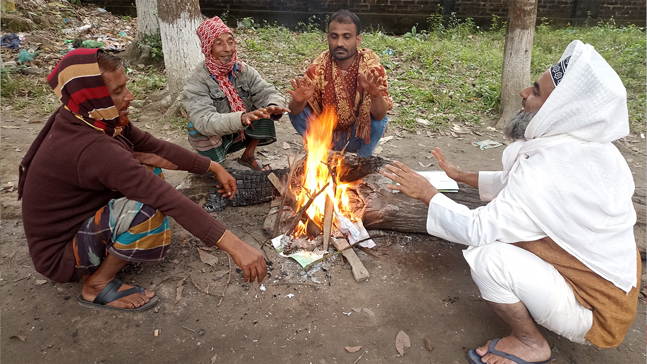 তীব্র শীতের প্রকোপে কষ্ট কমাতে আগুনের তাপ নিয়ে শীত নিবারণ করছেন এলাকাবাসী। ছবি : কালবেলা