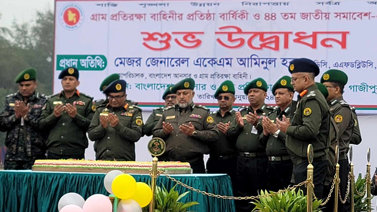 আনসার ভিডিপির ৪৪তম জাতীয় সমাবেশের প্রস্তুতি উদ্বোধনকালে দোয়া করা হয়। ছবি : কালবেলা
