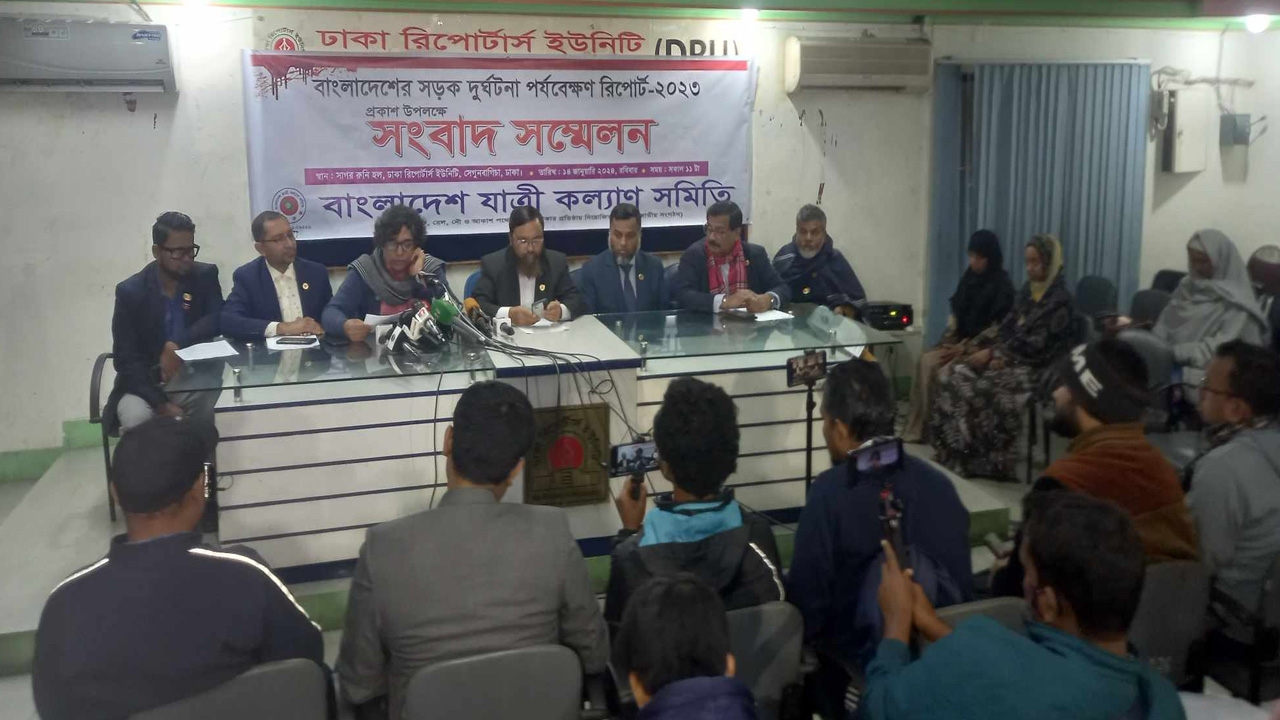 ডিআরইউ’তে আয়োজিত যাত্রী কল্যাণ সমিতির সংবাদ সম্মেলন। ছবি : কালবেলা