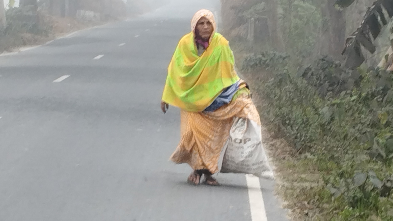 শীতে জবুথবু এক বৃদ্ধ। তবু জীবনের তাগিদে ঘরের বাইরে যেতে হচ্ছে। ছবি : কালবেলা